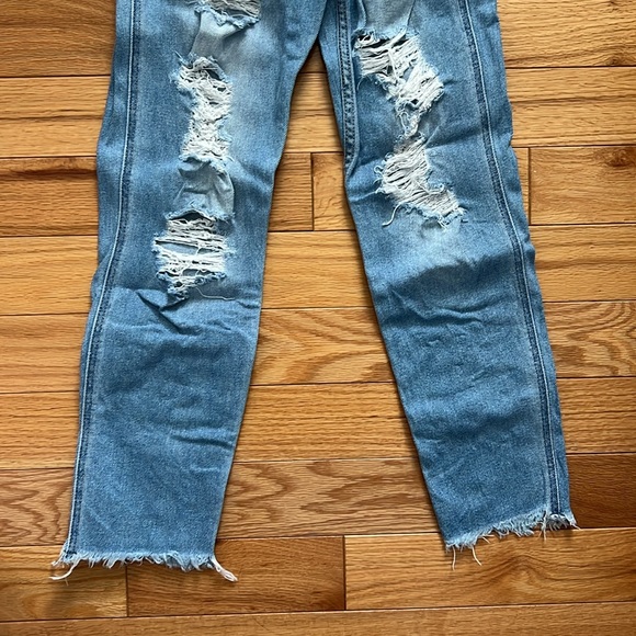 HOLLISTER Ultra-High Rise Mom Jean - Picture 4 of 5